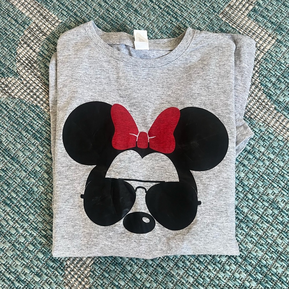 Women’s small Minnie Mouse T-shirt. Must have for your next Disney trip!